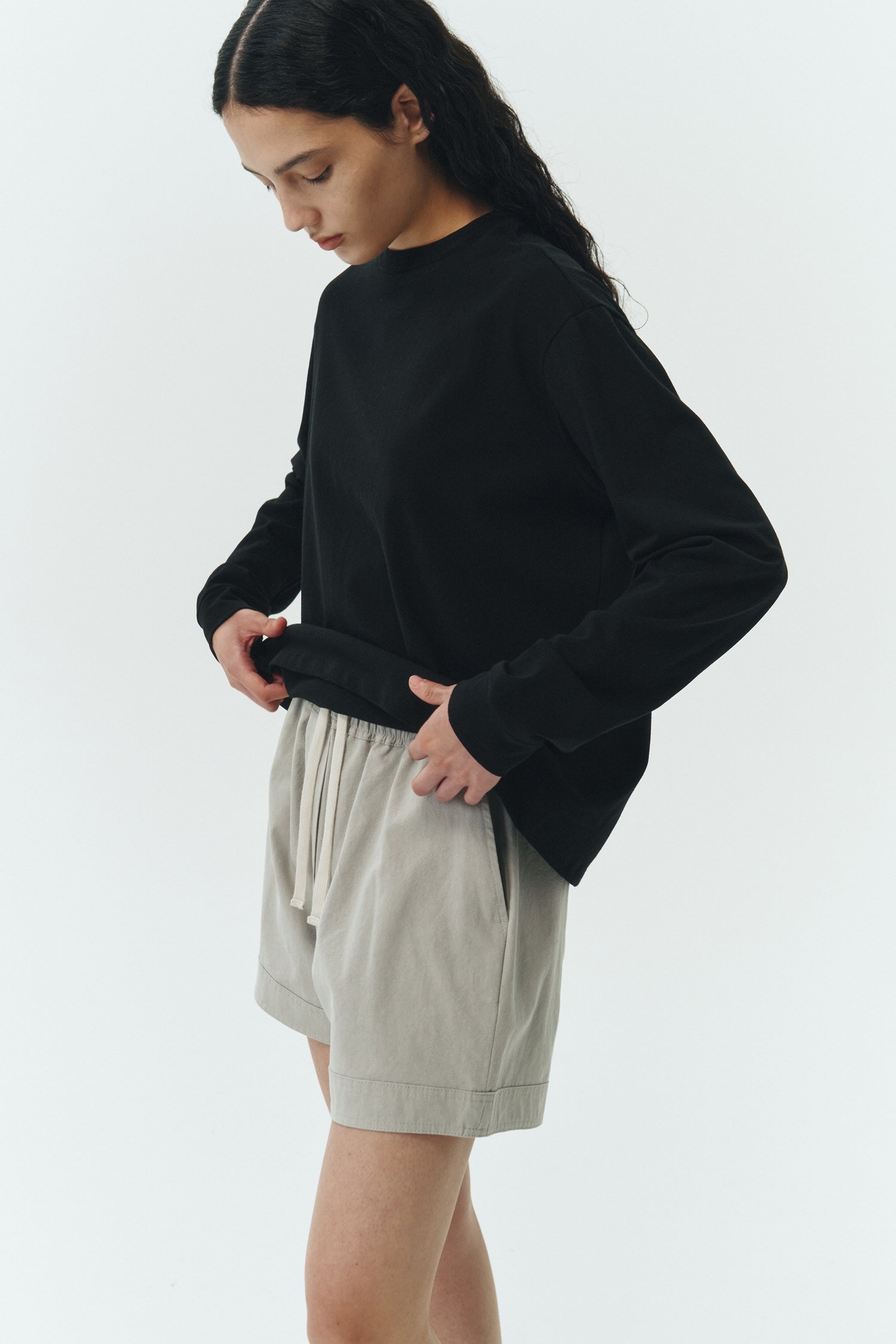 Lara Long-sleeved T-shirt in black, a relaxed-fit lightweight cotton tee with a crew neck and long sleeves for breathable daily wear.