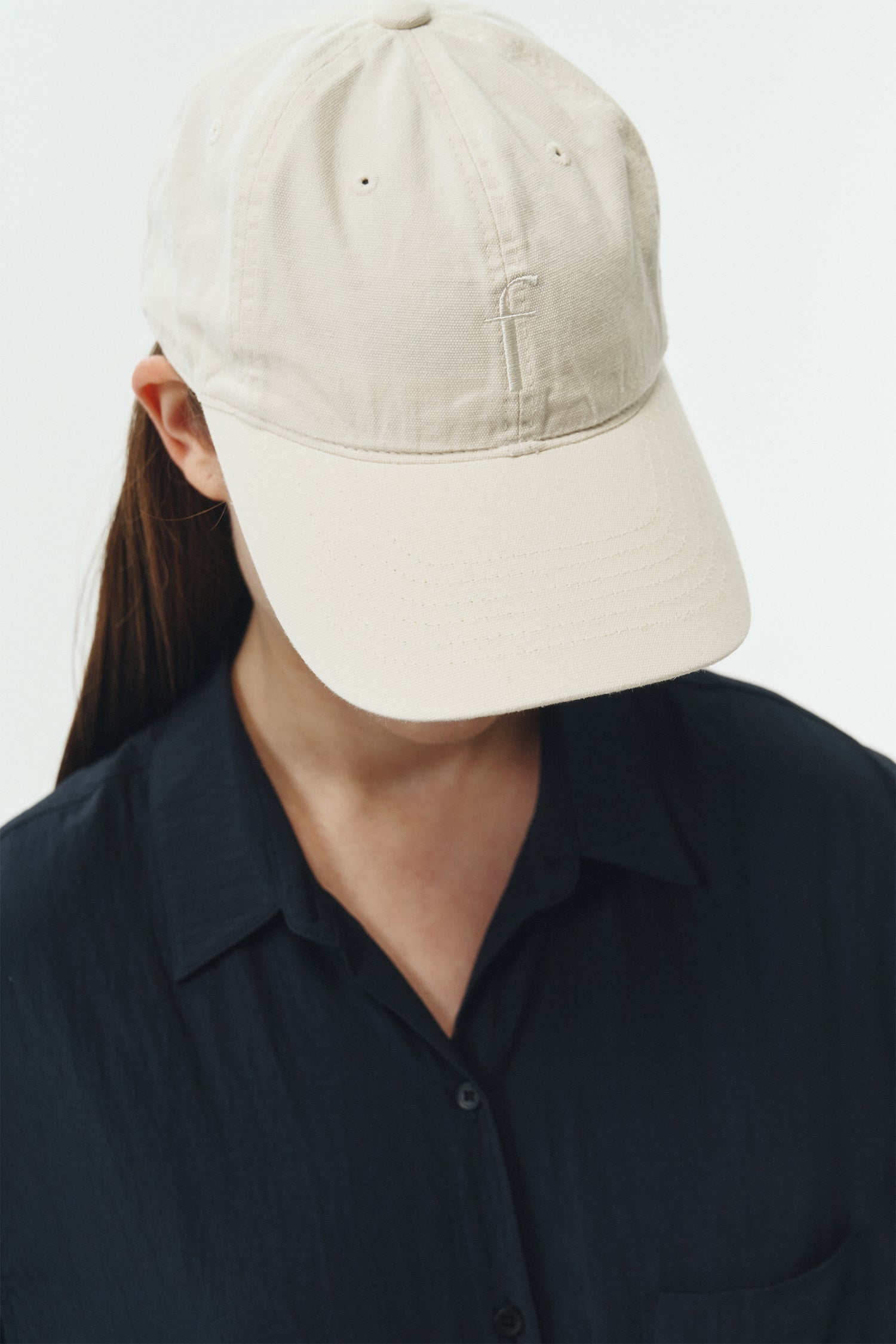 Steva Oxford Cap in cream, made from soft washed cotton with a front embroidered logo and adjustable buckle strap, designed for a casual everyday look