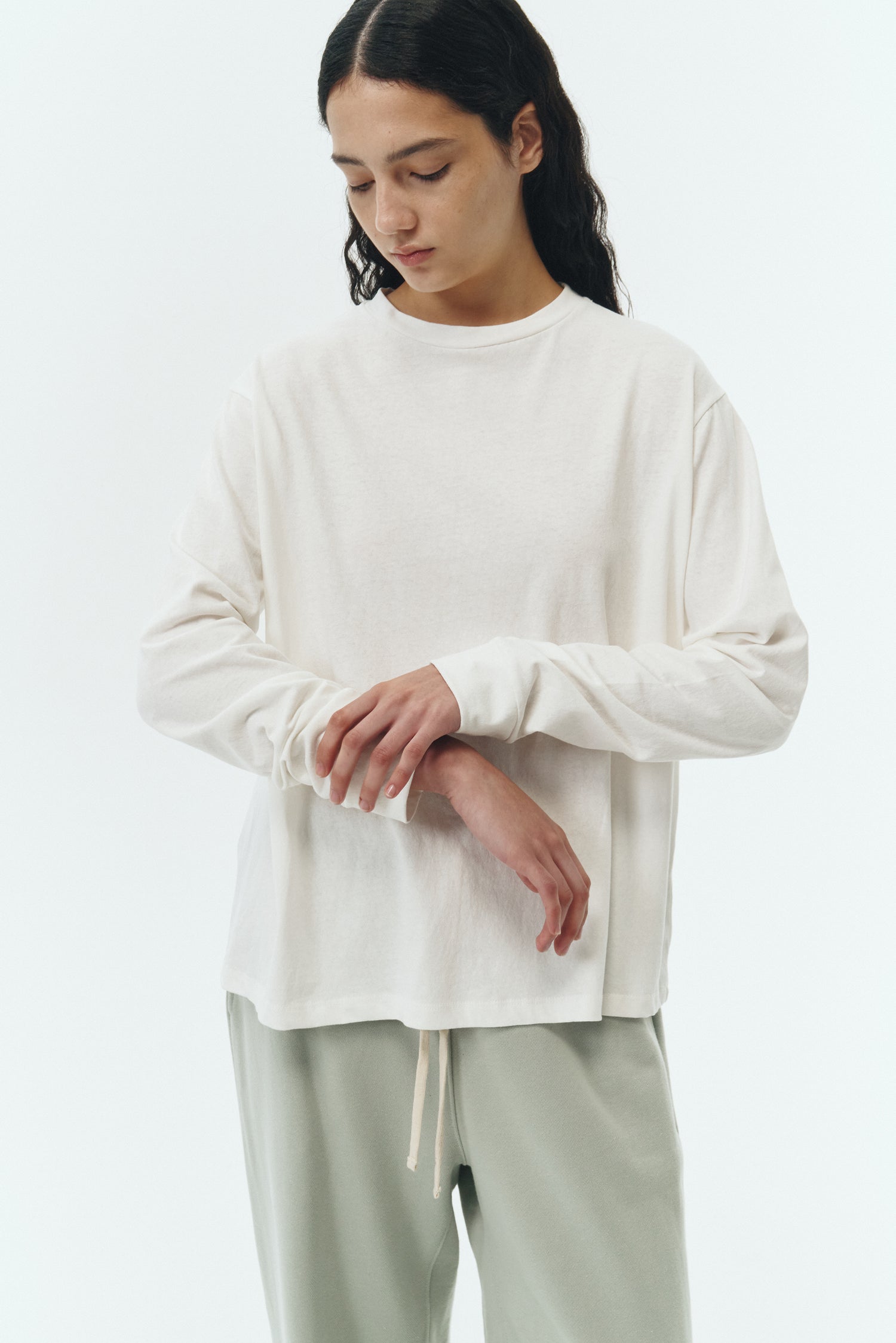 Lara Long-Sleeved T-Shirt in washed white, a lightweight cotton crew-neck tee with long sleeves and relaxed fit, ideal for everyday wear and seasonal layering
