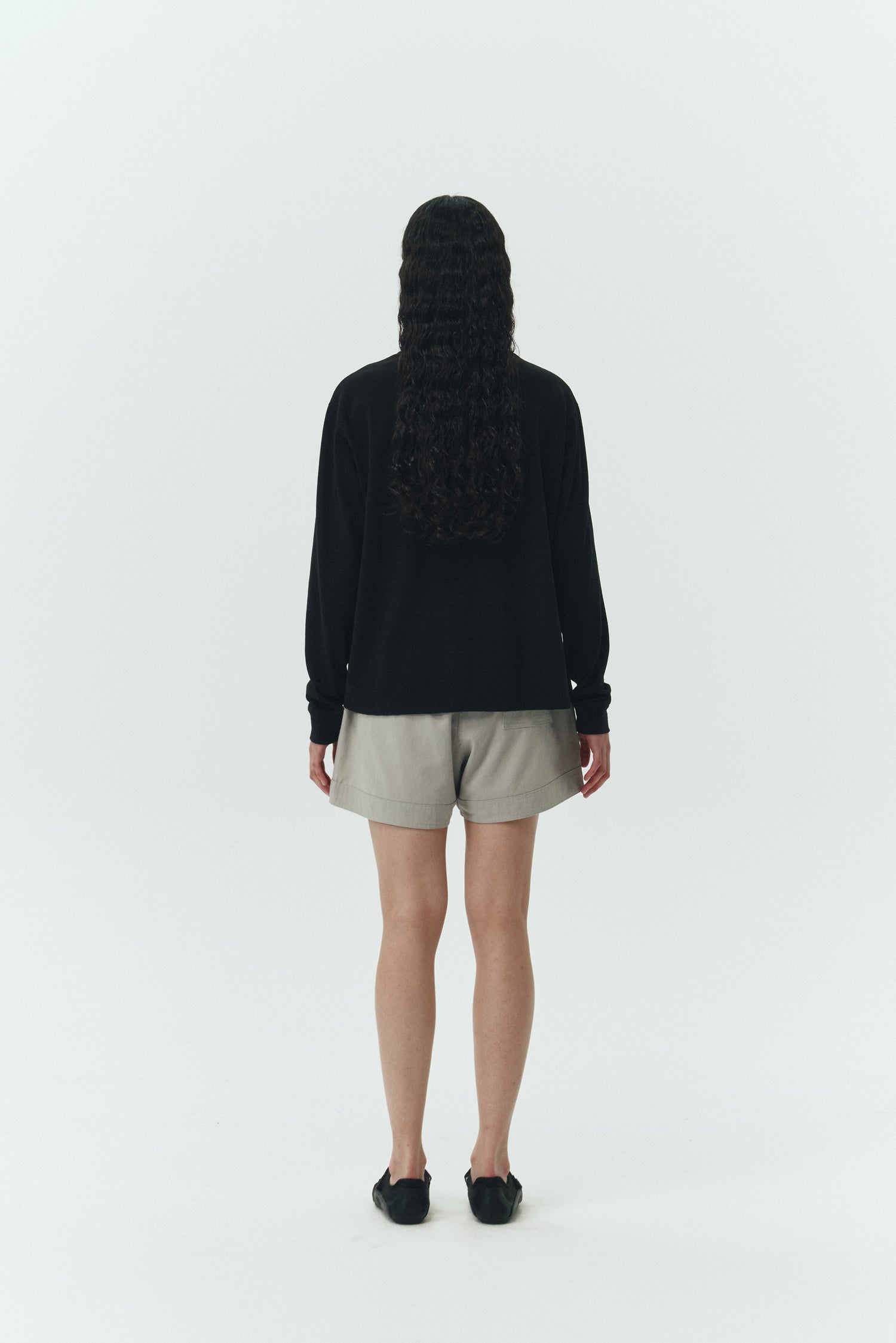 Lara Long-sleeved T-shirt in black, a relaxed-fit lightweight cotton tee with a crew neck and long sleeves for breathable daily wear.