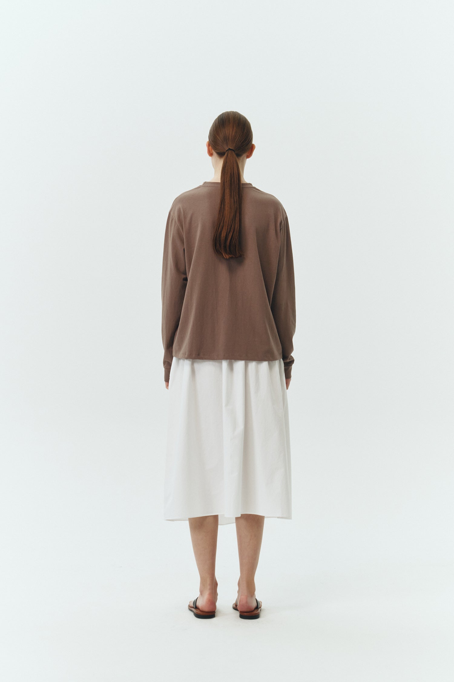 Lara Long-Sleeved T-Shirt in brown, a lightweight cotton crew-neck tee with long sleeves and relaxed fit, ideal for everyday wear and seasonal layering