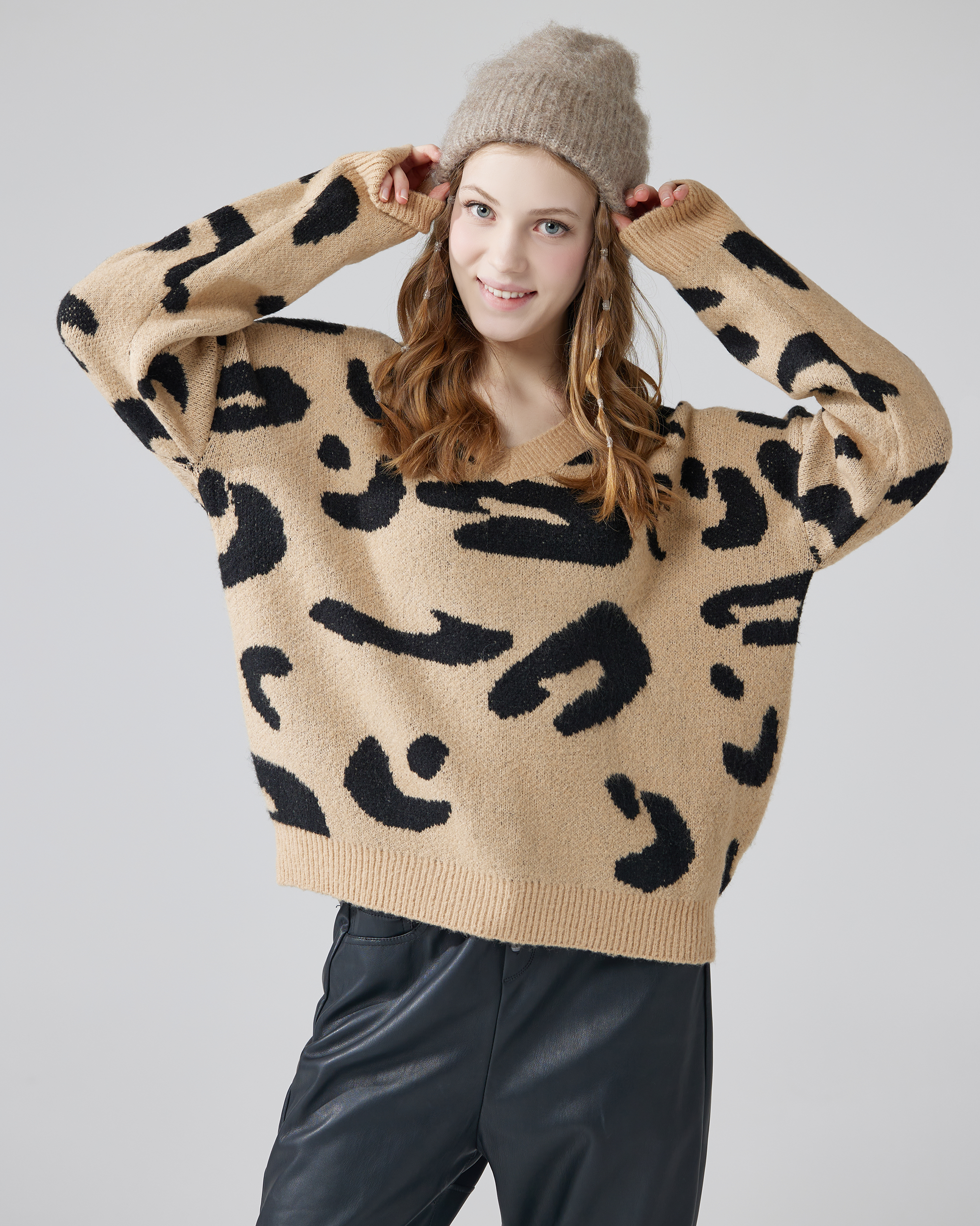 V-Neck Leopard Sweater - Taupe/Black