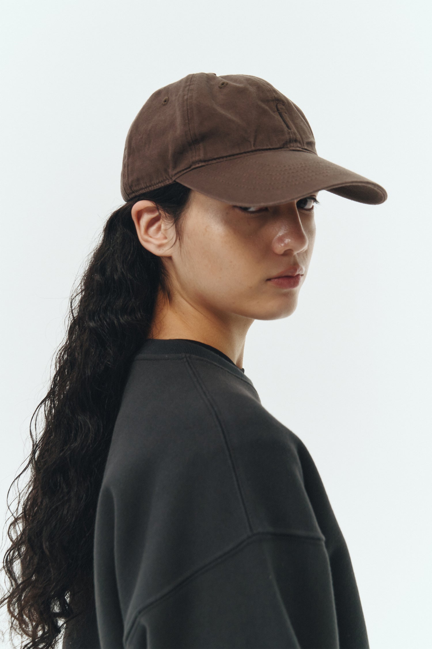 Steva Oxford Cap in brown, made from soft washed cotton with a front embroidered logo and adjustable buckle strap, designed for a casual everyday look