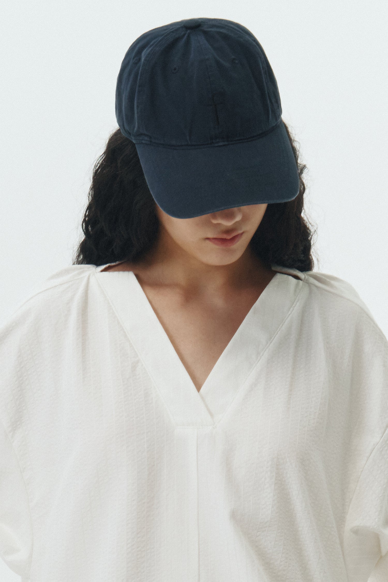 Steva Oxford Cap in navy, made from soft washed cotton with a front embroidered logo and adjustable buckle strap, designed for a casual everyday look