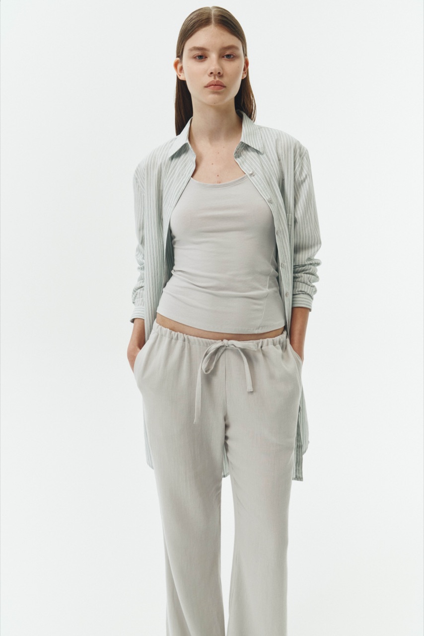 Model memakai Cara Dress, Zoe Tank Top dan Chloe Pants