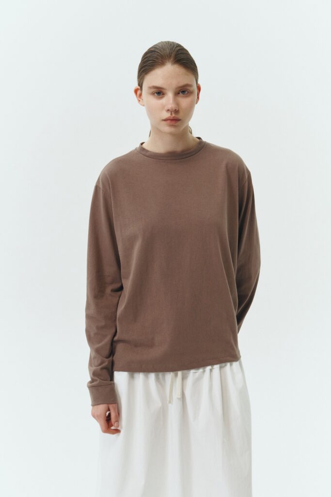Lara Long-Sleeved T-Shirt in brown, a lightweight cotton crew-neck tee with long sleeves and relaxed fit, ideal for everyday wear and seasonal layering