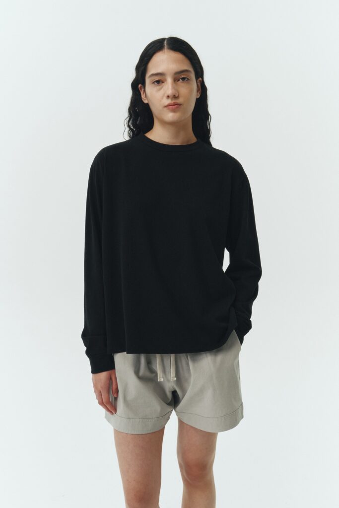 Lara Long-sleeved T-shirt in black, a relaxed-fit lightweight cotton tee with a crew neck and long sleeves for breathable daily wear.